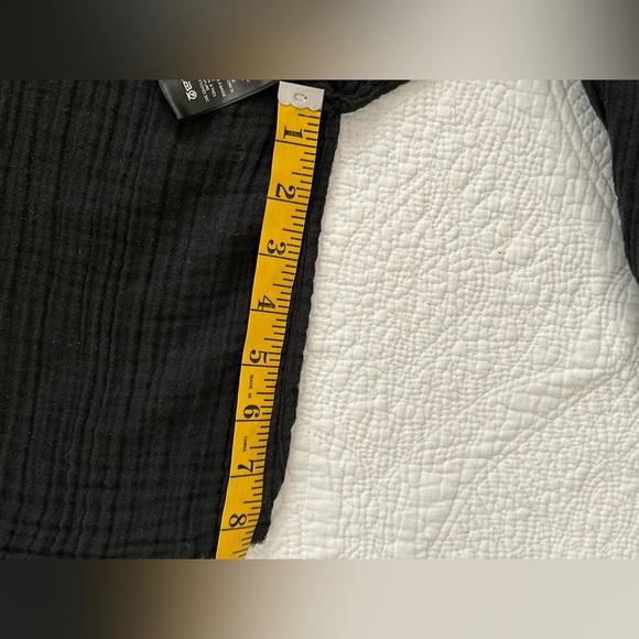 Urban Outfitters Addison Button-Front Blouse. Black size S. Raw hem, side vent. - Picture 16 of 16